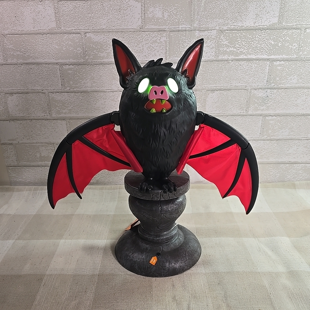 NWT HYDE and EEK LED LIGHT SOUND MOTION 16’’ BAT on Pedestal Halloween Figurine - Picture 3 of 6